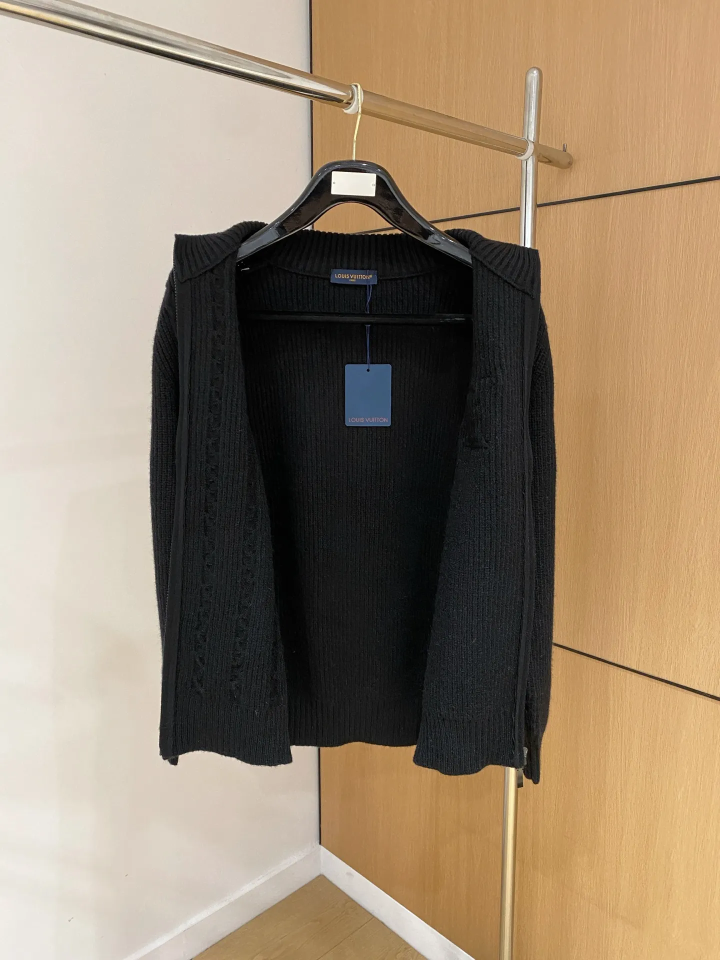 🅿️540 【LV Louis Vuitton】Autumn and winter classic cardigan sweater, in full condition! ! ! Wool blended fabric, the latest model in 2025, golden ratio! ! Slim-fitting soft gold, versatile and practical item, the combination and practicality are extremely powerful, simple and elegant, and classy! To create your own style, it is highly recommended to buy it in two colors. The standard slim fit tailoring process is suitable for both young and old men. It is knitted from wool and will not cause any discomfort! While keeping warm, it is stylish, textured and wearable, and the classic logo with contrasting colors on the chest feels in place! ! Recommended for regular customers! ! Size M-3XL (maximum wear: 190 pounds)